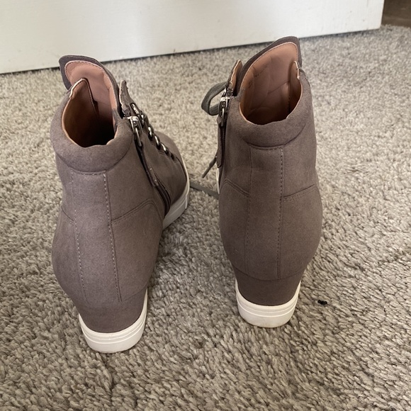 Women’s Size 7.5 Boots - Picture 3 of 5